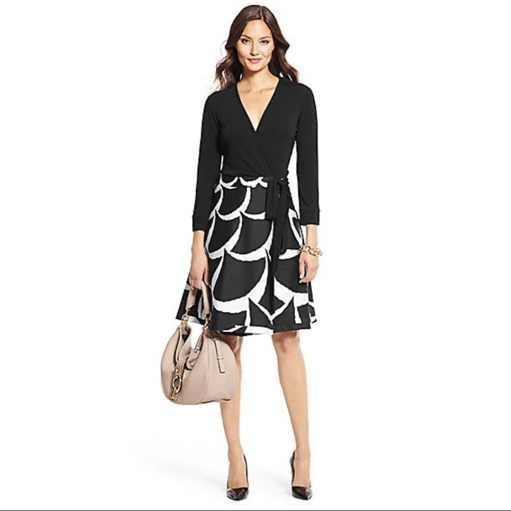 DVF Amelia Printed Flared Wrap Dress. Size 2.